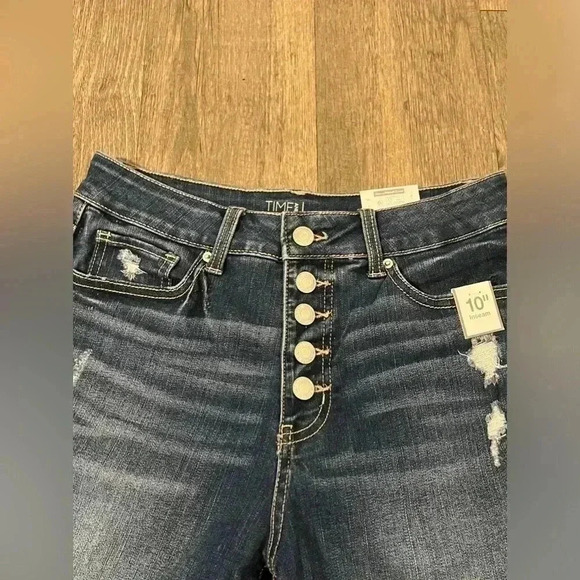 New size 6 jean shorts - Picture 4 of 10